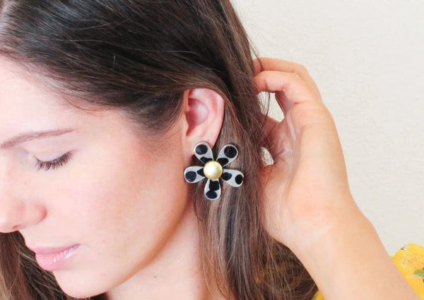 Sunshine Tienda: Tortoise Flower Earrings