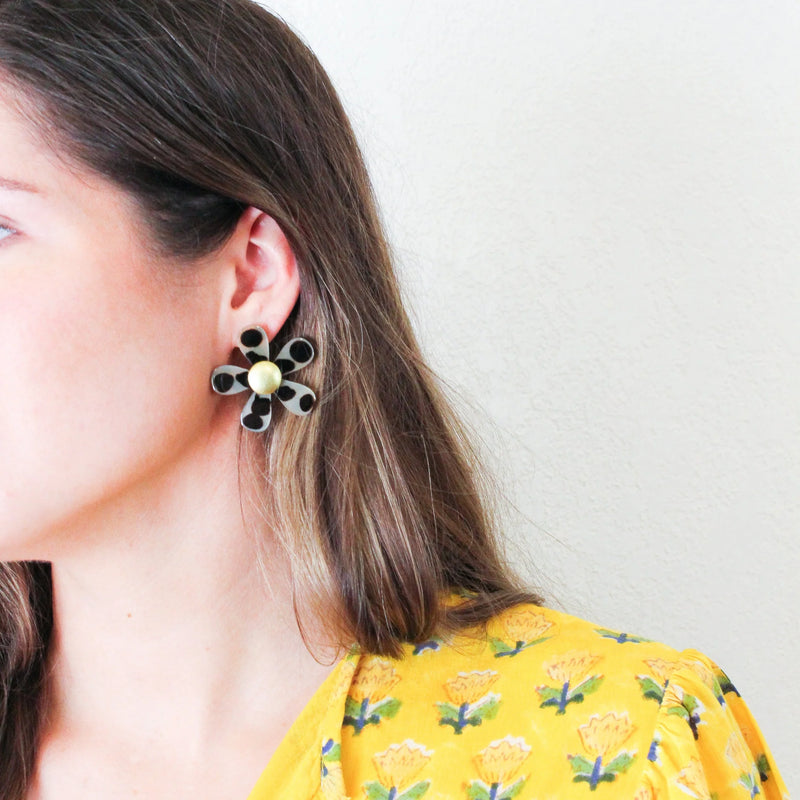 Sunshine Tienda: Tortoise Flower Earrings